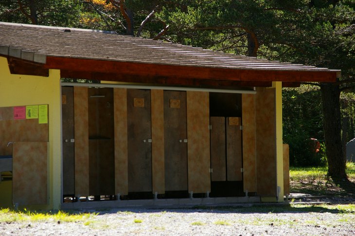 Buiten toiletgebouw